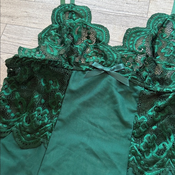 Elegant Green Lace Chemise - Picture 2 of 4